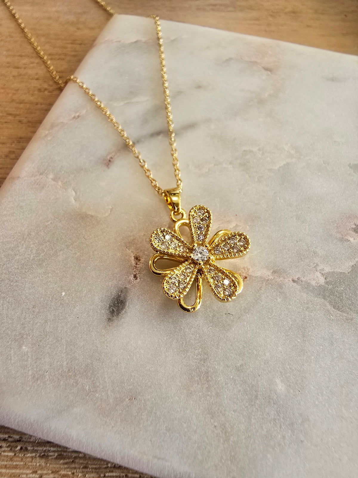 Flower Roulette With Rhinestone Necklace - vientostheshop
